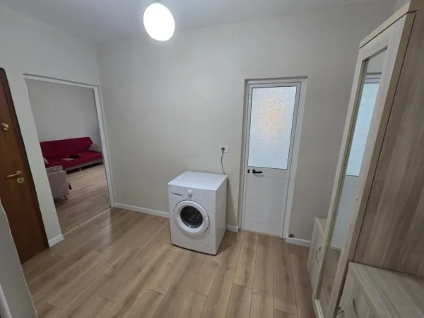 Tirane, jepet me qera apartament 1+1 , 450 € (porcelan)
