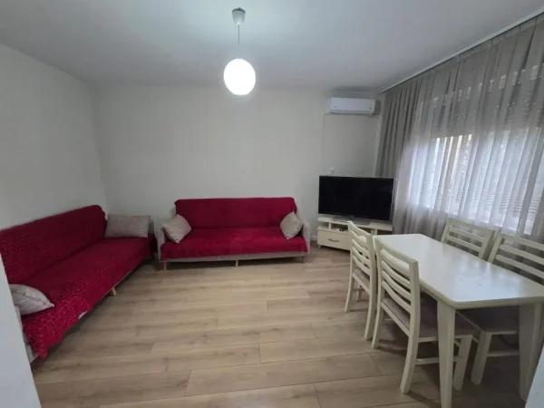 Tirane, jepet me qera apartament 1+1 , 450 € (porcelan)