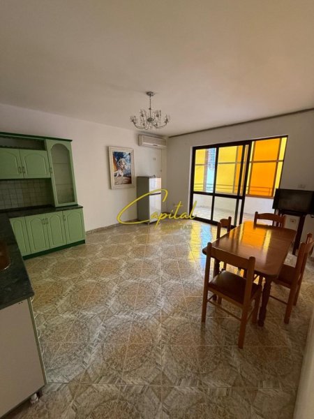 Tirane, jepet me qera zyre Kati 6, 70 m² 800 € (ISH BLLOKU)