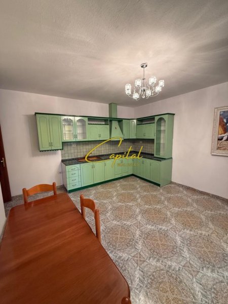 Tirane, jepet me qera zyre Kati 6, 70 m² 800 € (ISH BLLOKU)