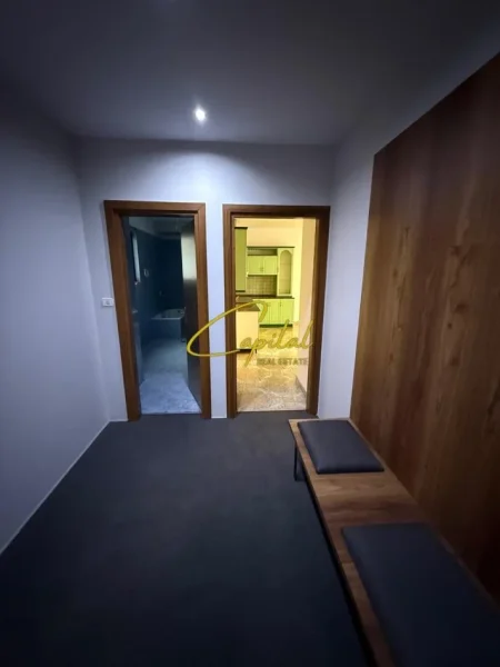 Tirane, jepet me qera zyre Kati 6, 70 m² 800 € (ISH BLLOKU)
