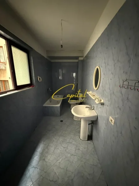 Tirane, jepet me qera zyre Kati 6, 70 m² 800 € (ISH BLLOKU)