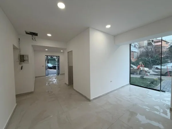 Tirane, shitet dyqan Kati 0, 49 m² 250.000 € (Xhamllik)