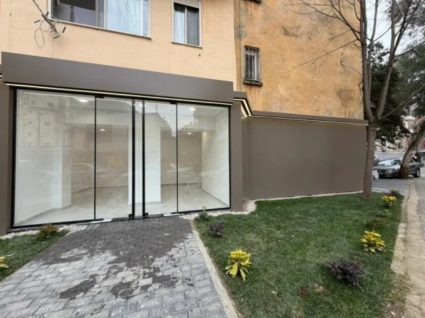 Tirane, shitet dyqan Kati 0, 49 m² 250.000 € (Xhamllik)