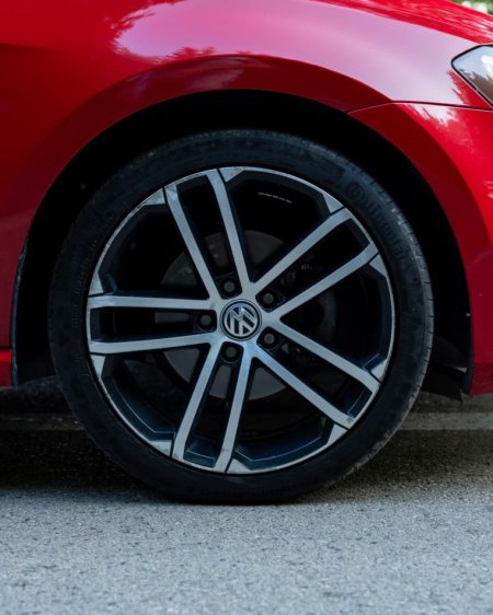 Tirane, shes makine Volkswagen golf 7 Nafte, e kuqe automatik Klima 176.000 km 9.900 €