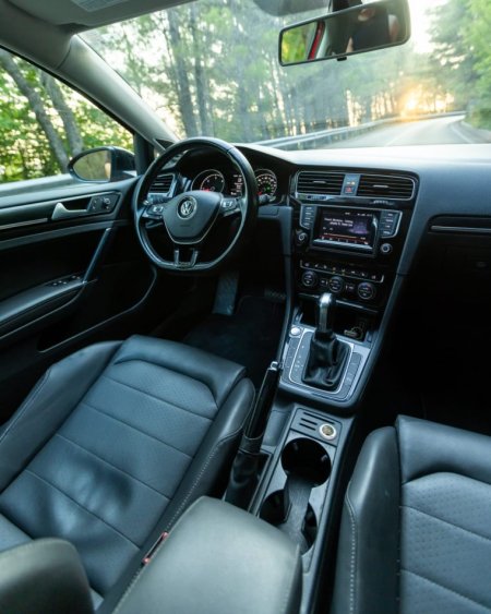 Tirane, shes makine Volkswagen golf 7 Nafte, e kuqe automatik Klima 176.000 km 9.900 €