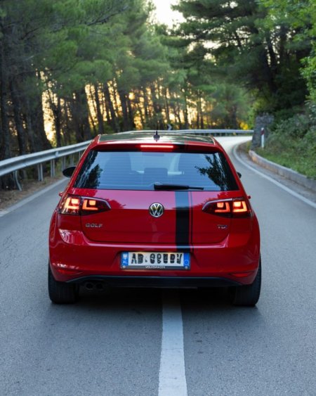 Tirane, shes makine Volkswagen golf 7 Nafte, e kuqe automatik Klima 176.000 km 9.900 €