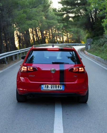 Tirane, shes makine Volkswagen golf 7 Nafte, e kuqe automatik Klima 176.000 km 9.900 €