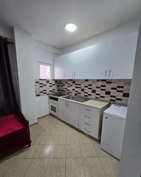 Tirane, jepet me qera apartament 1+1+Ballkon Kati 2, 58 m² 380 € (OXHAKU)