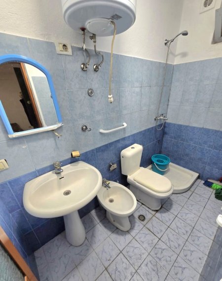 Tirane, jepet me qera apartament 1+1+Ballkon Kati 2, 58 m² 380 € (OXHAKU)