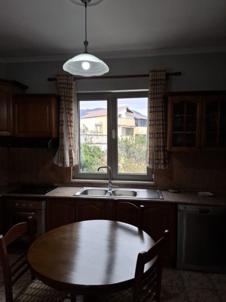 Tirane, jepet me qera apartament 3+1 Kati 1, 115 m² 800 € (ALI DEMI)