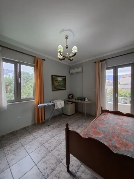 Tirane, jepet me qera apartament 3+1 Kati 1, 115 m² 800 € (ALI DEMI)
