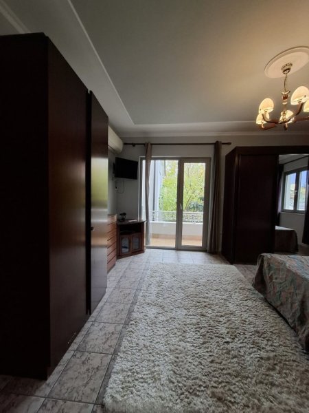 Tirane, jepet me qera apartament 3+1 Kati 1, 115 m² 800 € (ALI DEMI)