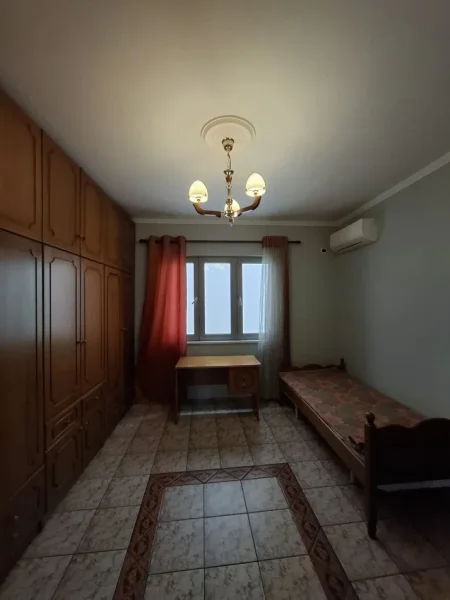 Tirane, jepet me qera apartament 3+1 Kati 1, 115 m² 800 € (ALI DEMI)