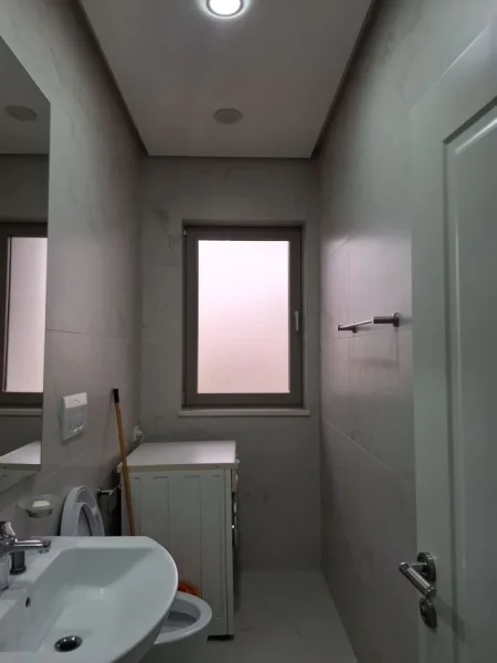 Tirane, jepet me qera apartament 3+1 Kati 1, 115 m² 800 € (ALI DEMI)