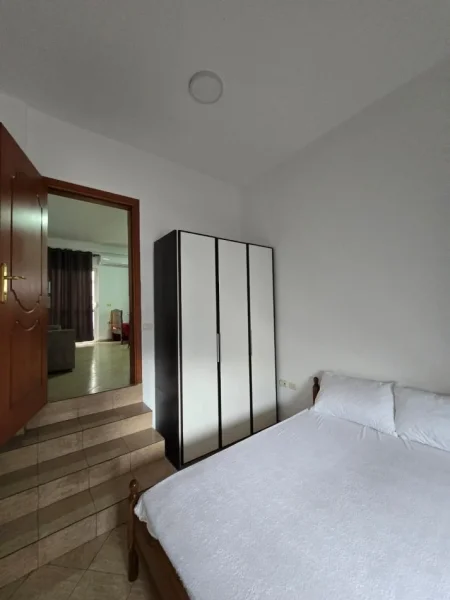 Tirane, jepet me qera apartament 1+1 Kati 2, 58 m² 380 € (tek Oxhaku)