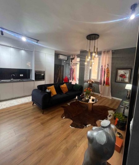 Tirane, jepet me qera apartament 1+1+Ballkon , 60 m² 850 € (RRUGA E KAVAJES)