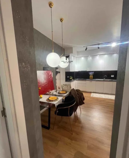 Tirane, jepet me qera apartament 1+1+Ballkon , 60 m² 850 € (RRUGA E KAVAJES)