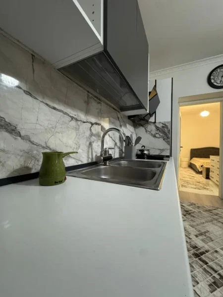 Tirane, jepet me qera apartament 1+1 Kati 1, 50 m² 520 € (Rruga e Dibres)