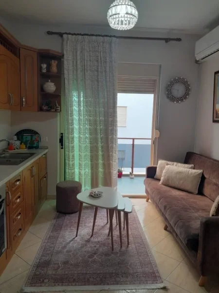 Vlore, jepet me qera apartament 1+1 Kati 5, 250 € 
