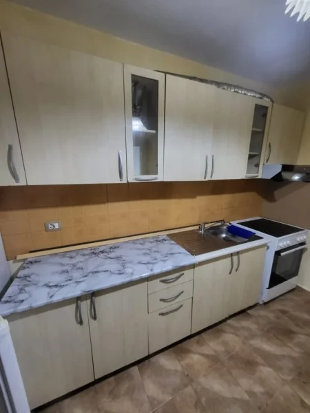 Tirane, jepet me qera apartament 2+1 , 450 € (ali demi)