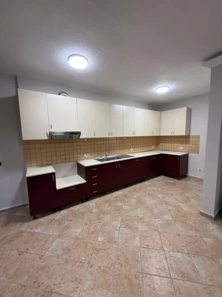 Tirane, jepet me qera zyre Kati 4, 165 m² 1.200 € (komuna parisit)
