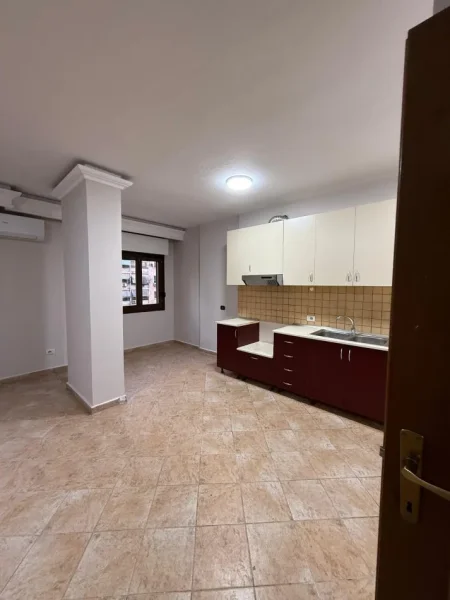 Tirane, jepet me qera zyre Kati 4, 165 m² 1.200 € (komuna parisit)
