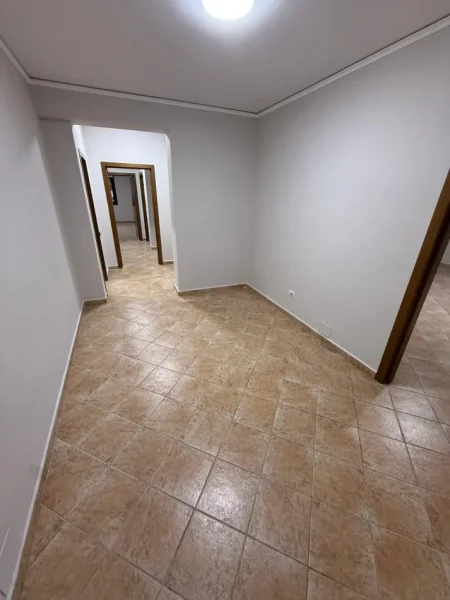 Tirane, jepet me qera zyre Kati 4, 165 m² 1.200 € (komuna parisit)