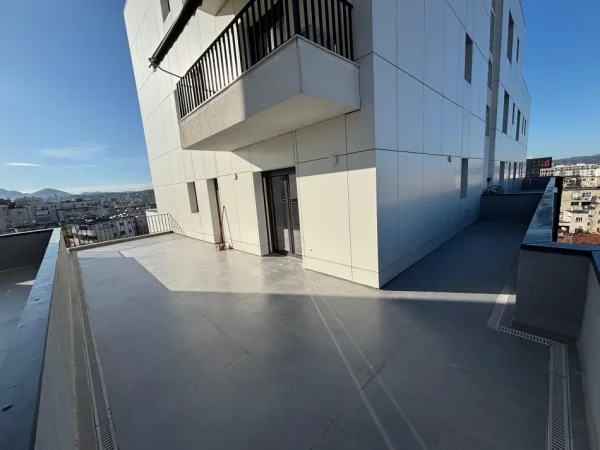 Jepet me qera apartament 2+1+Ballkon Kati 6, 800 € (Kumbullat Xhamlliku)