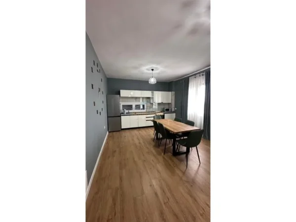 Tirane, jepet me qera apartament 2+1 Kati 3, 130 m² 800 € (Kopshti Botanik)