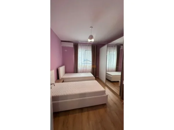 Tirane, jepet me qera apartament 2+1 Kati 3, 130 m² 800 € (Kopshti Botanik)