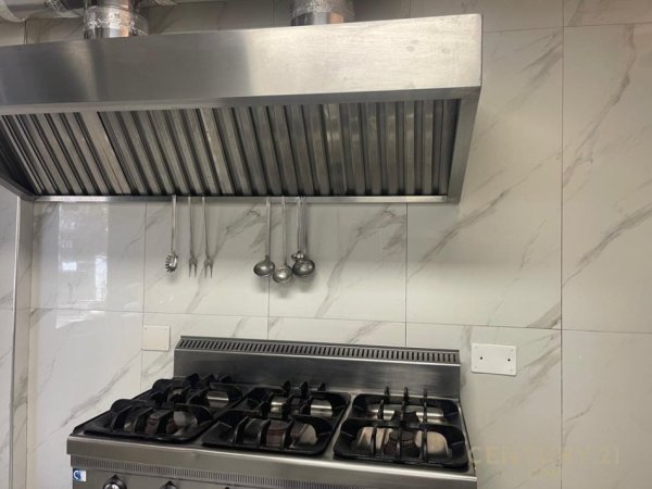 Tirane, jepet me qera bar-resorant Kati 0, 78 m² 1.400 € (sheshi willson ymer kurti)