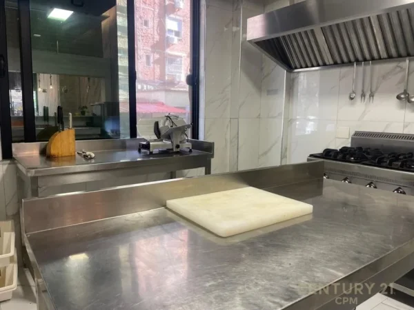 Tirane, jepet me qera bar-resorant Kati 0, 78 m² 1.400 € (sheshi willson ymer kurti)