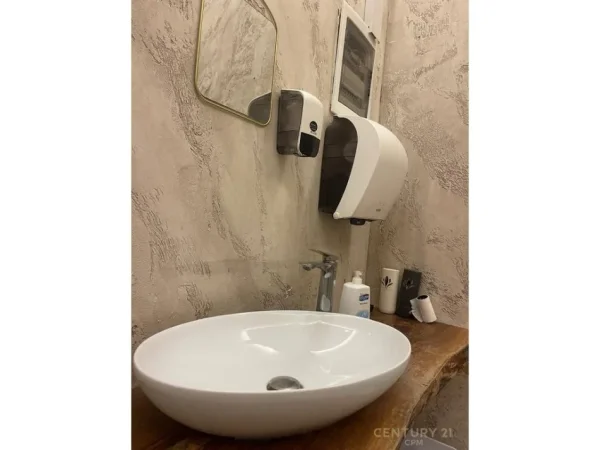 Tirane, jepet me qera bar-resorant Kati 0, 78 m² 1.400 € (sheshi willson ymer kurti)