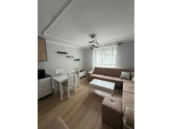 Tirane, jepet me qera apartament 1+1 , 53 m² 600 € (21 Dhjetori)