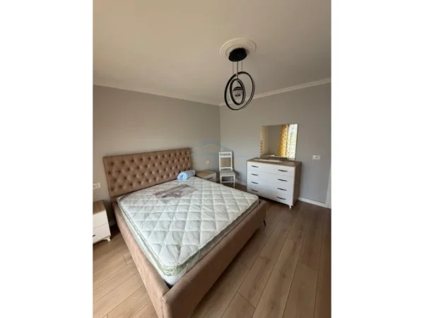 Tirane, jepet me qera apartament 1+1 , 53 m² 600 € (21 Dhjetori)