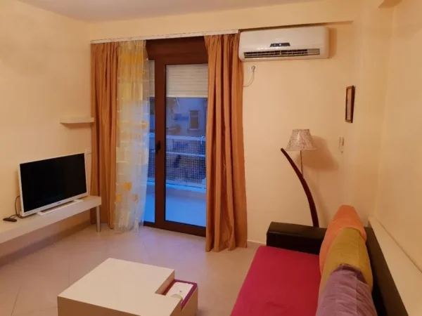 Tirane, jepet me qera apartament 2+1+Aneks+Ballkon Kati 4, 100 m² 680 € (Rruga Barrikadave)