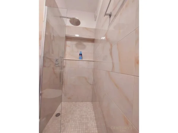 Tirane, jepet me qera apartament 1+1+Ballkon Kati 5, 60 m² 600 € (myslym shyri)