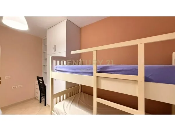 Tirane, jepet me qera apartament 2+1+Ballkon Kati 3, 111 m² 500 € (astir)