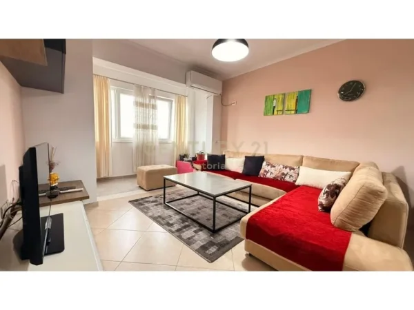 Tirane, jepet me qera apartament 2+1+Ballkon Kati 3, 111 m² 500 € (astir)