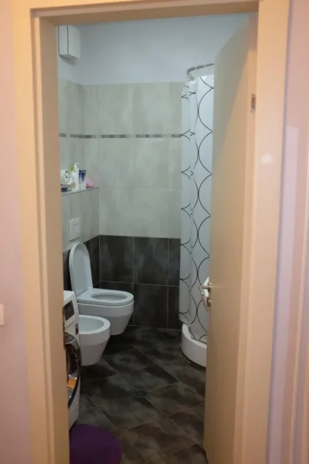 Tirane, jepet me qera apartament 1+1+Ballkon Kati 1, 75 m² 600 € (Rruga Jordan Misja)