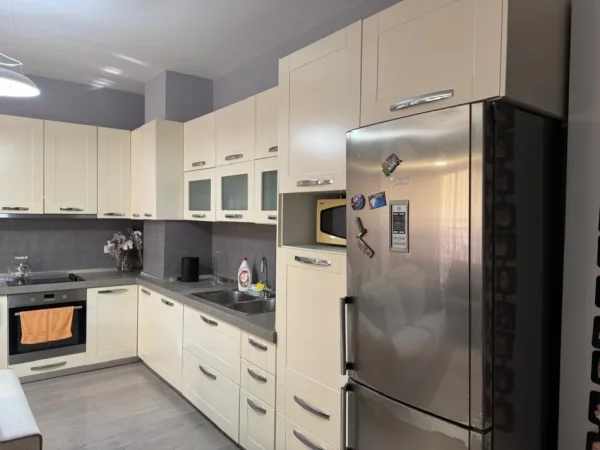 Tirane, jepet me qera apartament 1+1+Ballkon Kati 1, 75 m² 600 € (Rruga Jordan Misja)