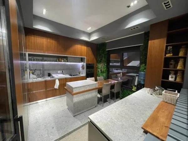 Tirane, jepet me qera apartament+verande | Penthouse Kati 4, 2.000 € (Rruga Peti)