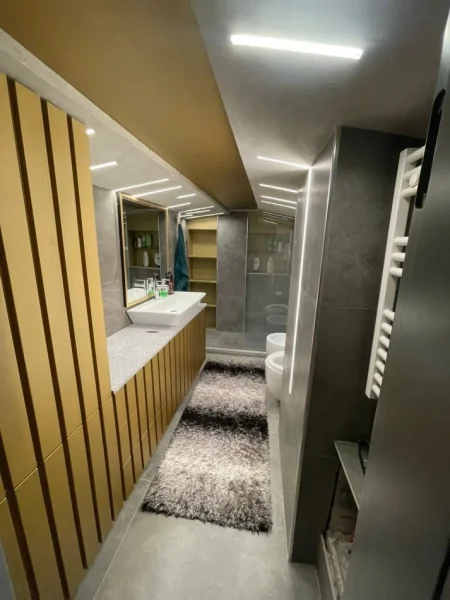 Tirane, jepet me qera apartament+verande | Penthouse Kati 4, 2.000 € (Rruga Peti)