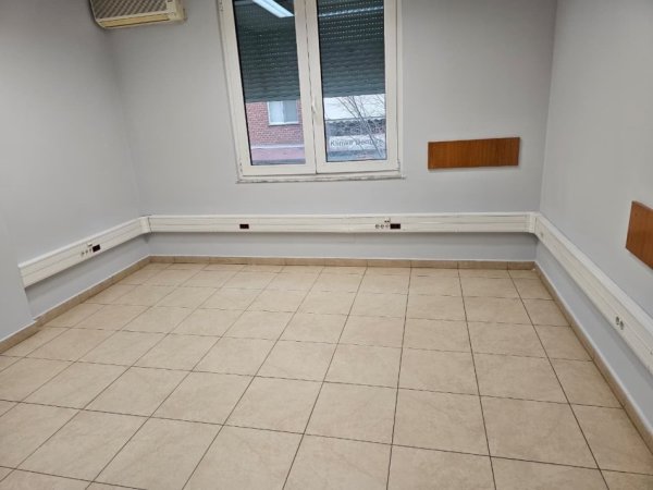 Tirane, jepet me qera zyre Kati 1, 126 m² 1.200 € (Rruga e Kavajës)