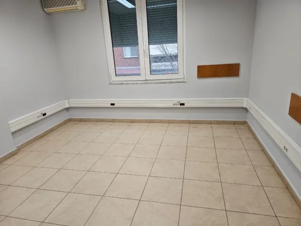 Tirane, jepet me qera zyre Kati 1, 126 m² 1.200 € (Rruga e Kavajës)