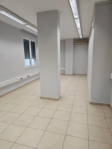Tirane, jepet me qera zyre Kati 1, 126 m² 1.200 € (Rruga e Kavajës)