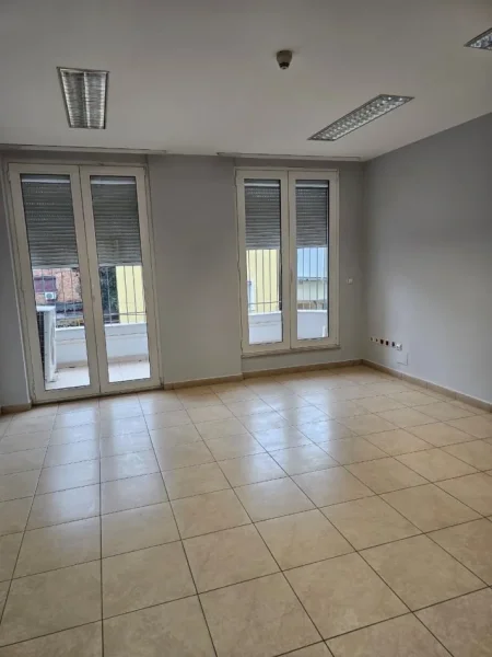 Tirane, jepet me qera zyre Kati 1, 126 m² 1.200 € (Rruga e Kavajës)