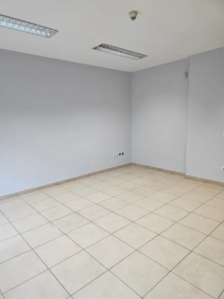 Tirane, jepet me qera zyre Kati 1, 126 m² 1.200 € (Rruga e Kavajës)