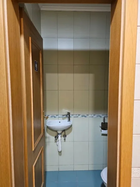 Tirane, jepet me qera zyre Kati 1, 126 m² 1.200 € (Rruga e Kavajës)